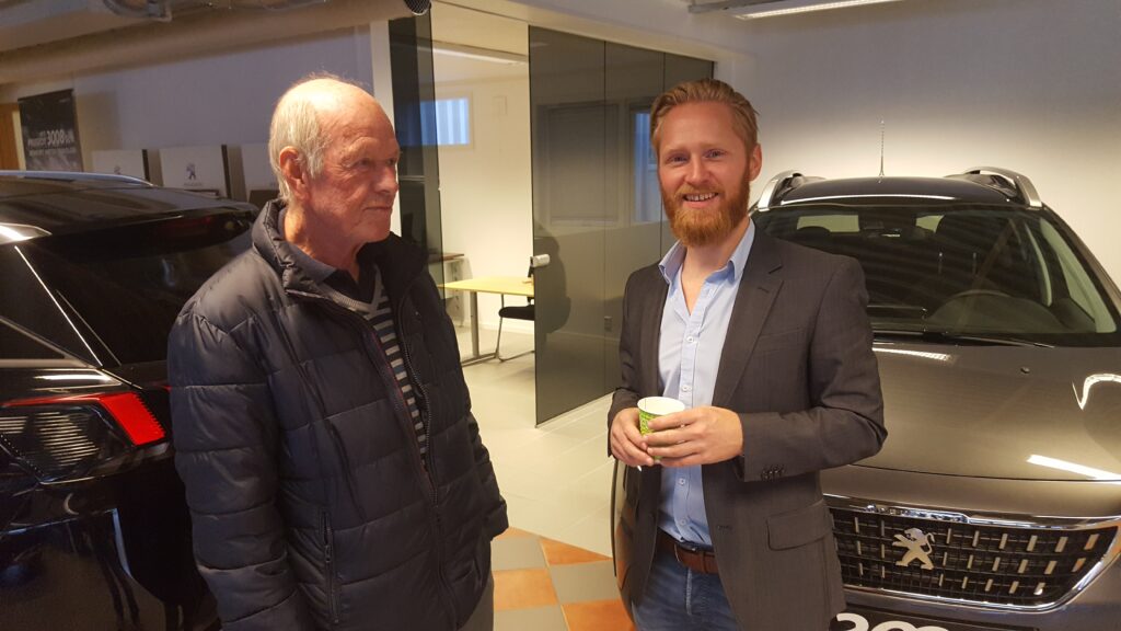 Arvid Hansen beundret både biler og lokaler. Her i samtale med Lars Erik Fremming.