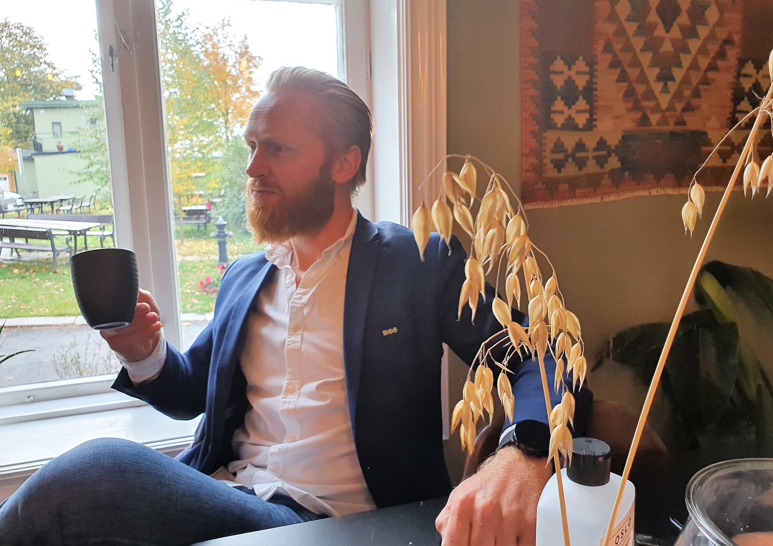 Lars Erik Fremming drikker kaffe