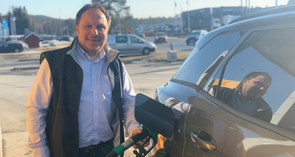 bildet viser Stig Strømstad med drivstoffkampanje