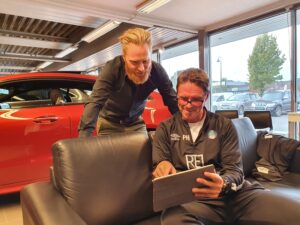 bildet viser Kunde, Pål Håpnes, sammen med Lars Erik Fremming