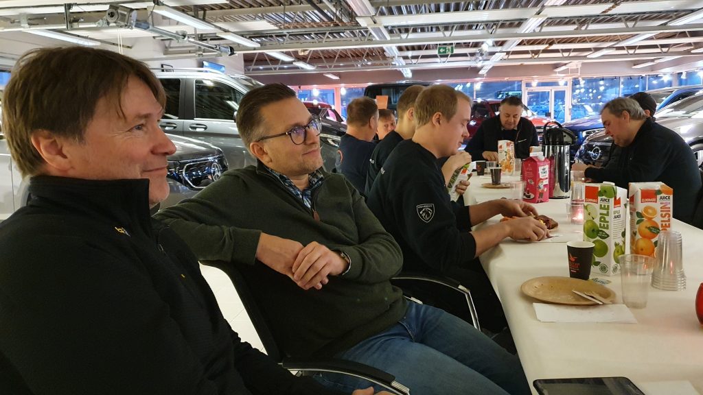 Bo Tommy Nygård (t.v) fra Eidskog har kjøpt tre Mercedes-Benz Vito av Anders Wangen. De to hadde mye å snakke om under frokosten.