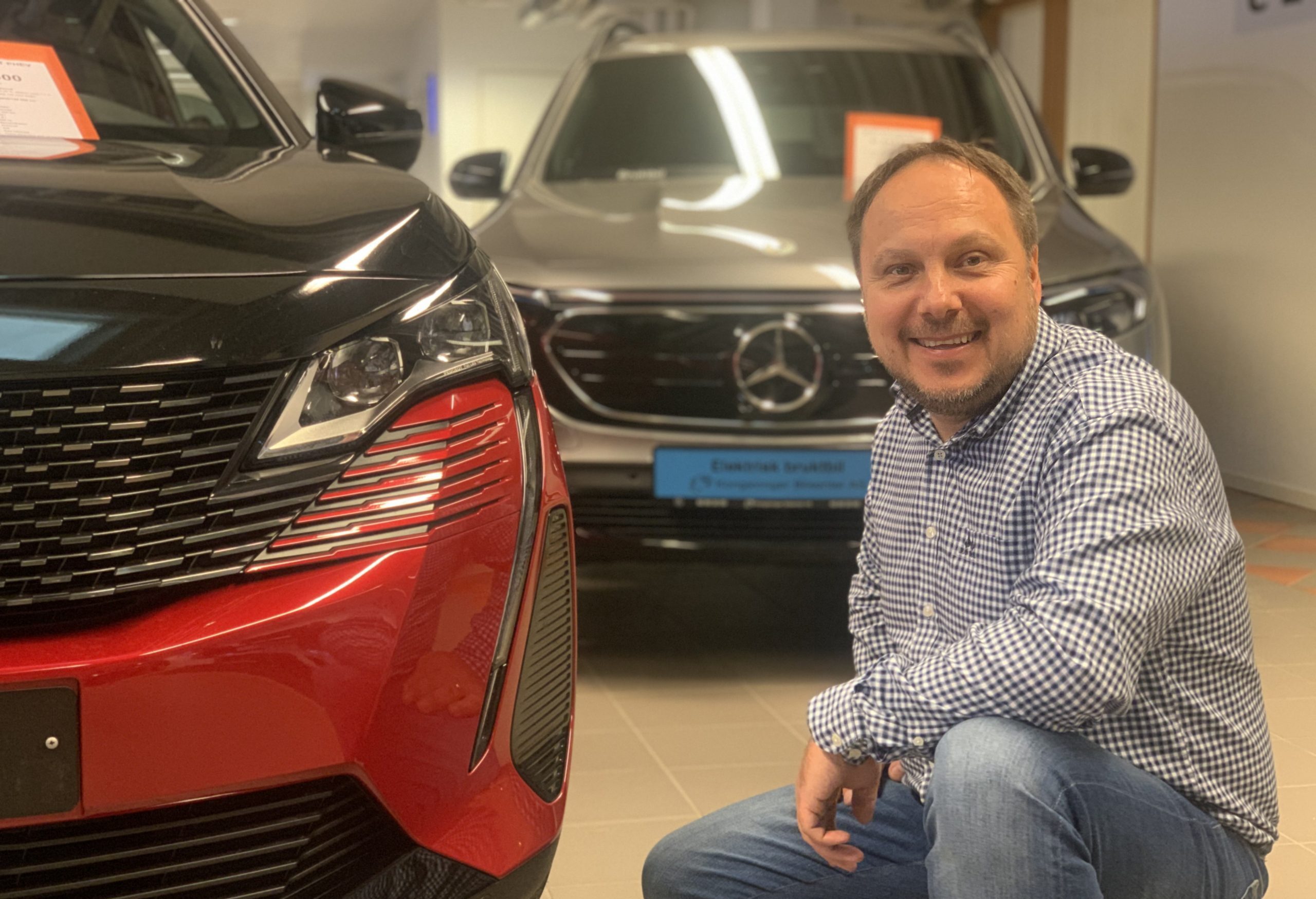 bildet viser Stig Strømstad med nye bruktbiler