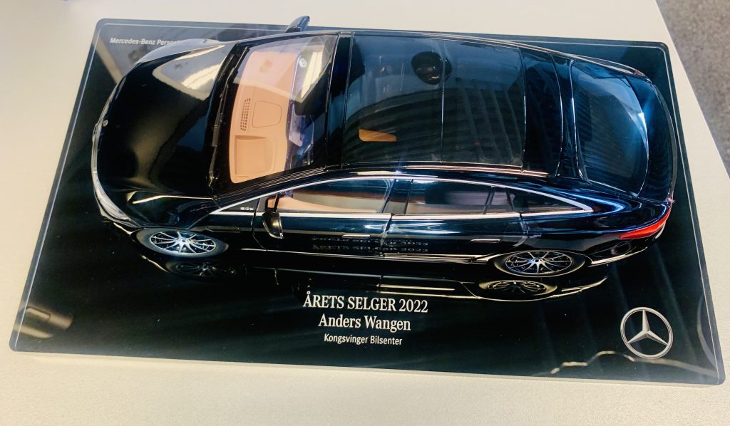 Bilde av premien til Anders Wangen som årets selger Mercedes-Benz 2022