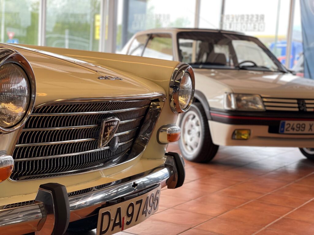 Peugeot 204 og 404 parkert side om side – to franske kultbiler som preget bilhistorien på 60- og 70-tallet.