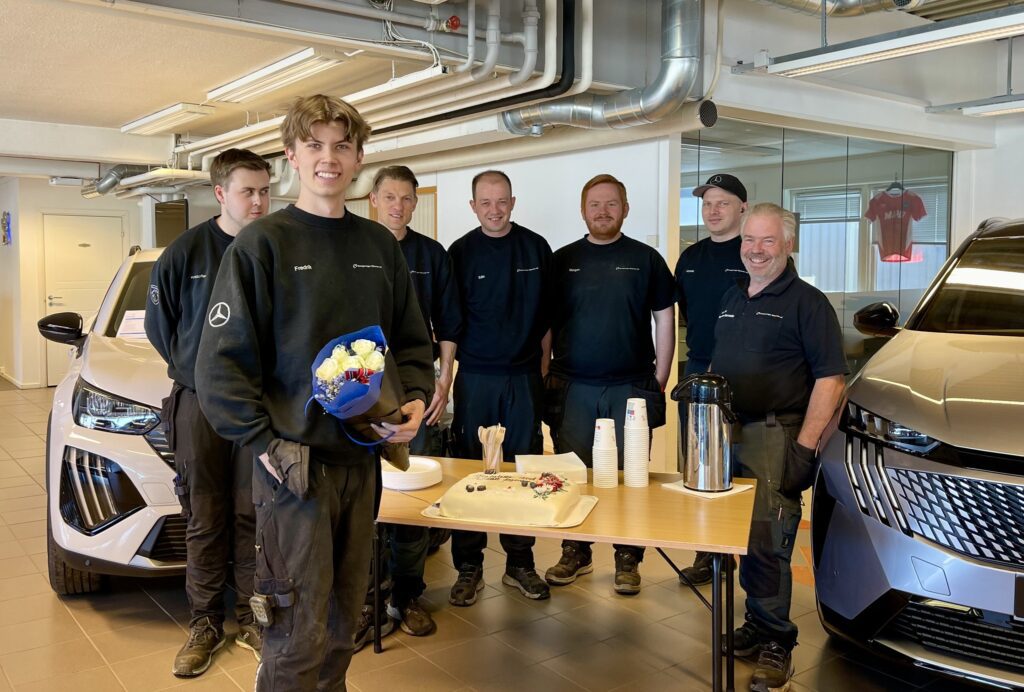 Bilde av Fredrik Saastad Melstrøm foran mekaniker-teamet hos Kongsvinger Bilsenter