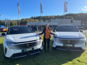 Bilde av Mona med Peugeot E-3008 og E-5008