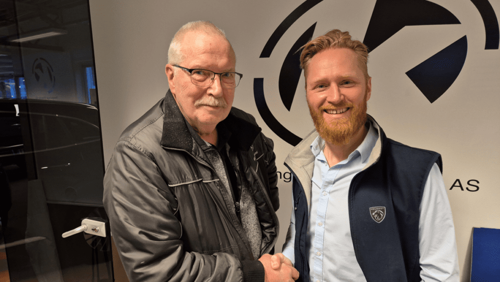 Inge Nylund takker av etter mange år i Kongsvinger Bilsenter og håndhilser på daglig leder Lars Erik Fremming.
