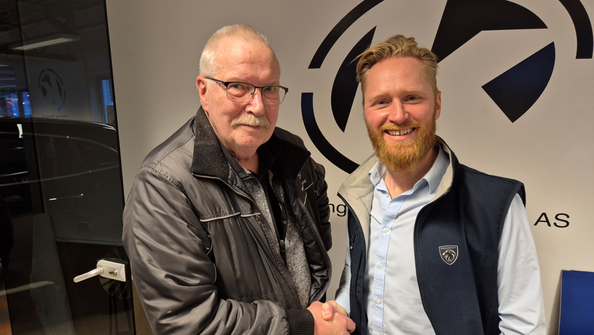 Inge Nylund takker av etter mange år i Kongsvinger Bilsenter og håndhilser på daglig leder Lars Erik Fremming.