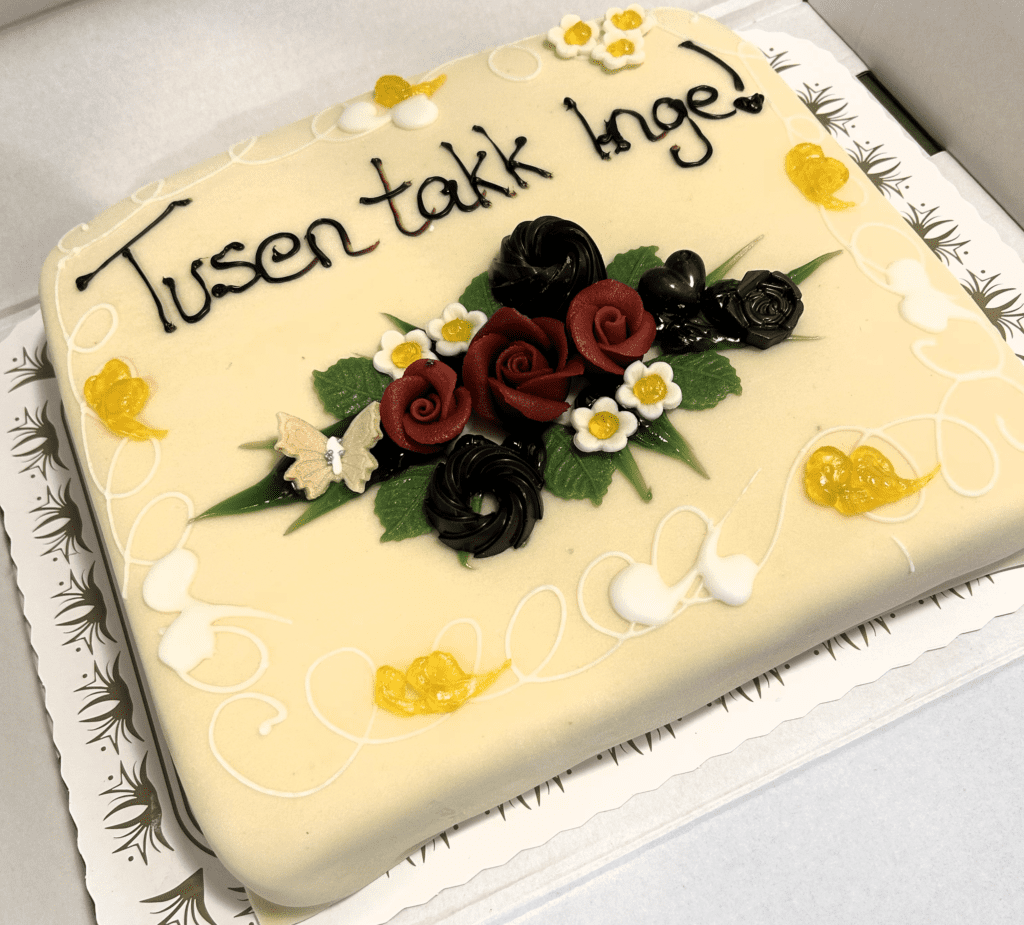 Kake med teksten «Tusen takk Inge!» laget til markeringen av Inge Nylunds avskjed hos Kongsvinger Bilsenter.