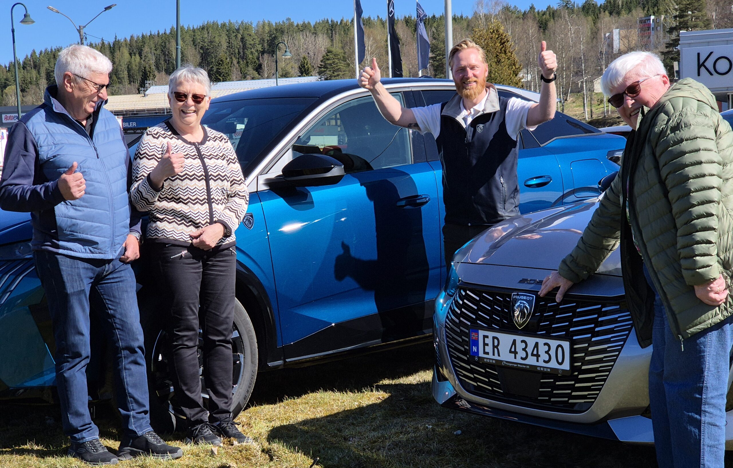 Randi Vestli sammen med venner ved ny Peugeot e-208 i Kongsvinger