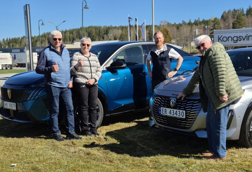 Tre venner foran Peugeot hos Kongsvinger Bilsenter