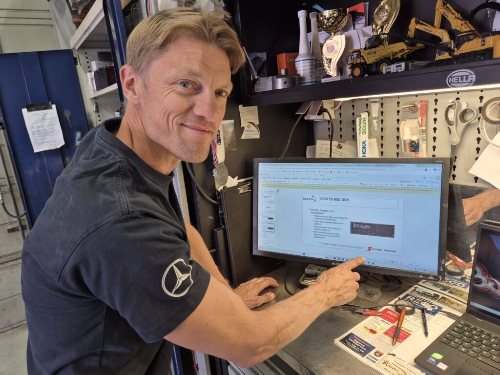 Øyvind Larsen Hamletsen arbeider med utstyr for kontroll og kalibrering av fartsskrivere hos Kongsvinger Bilsenter.