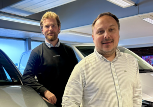 Bilde av Micha og Stig hos Kongsvinger Bilsenter
